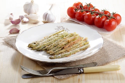 Espárragos asados con ajo y queso parmesano