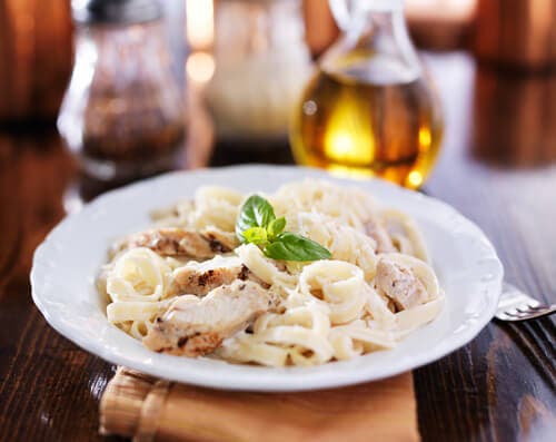 Fettuccine con salsa Alfredo y pollo