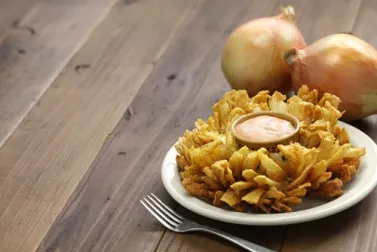 Flor de cebolla frita con salsa