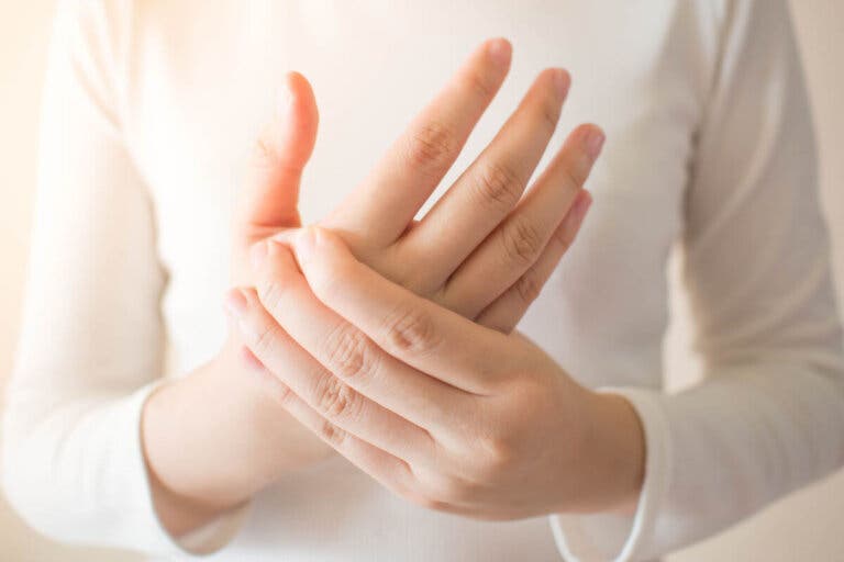 ¿Por qué siento hormigueo en brazos y piernas?