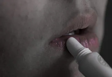 Mujer hidratándose los labios
