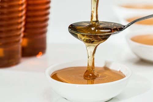 Treat oily skin with honey