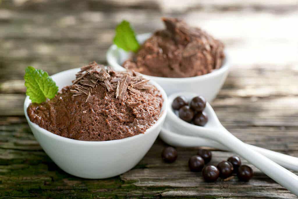 Aprende a hacer un saludable mousse de chocolate sin nata