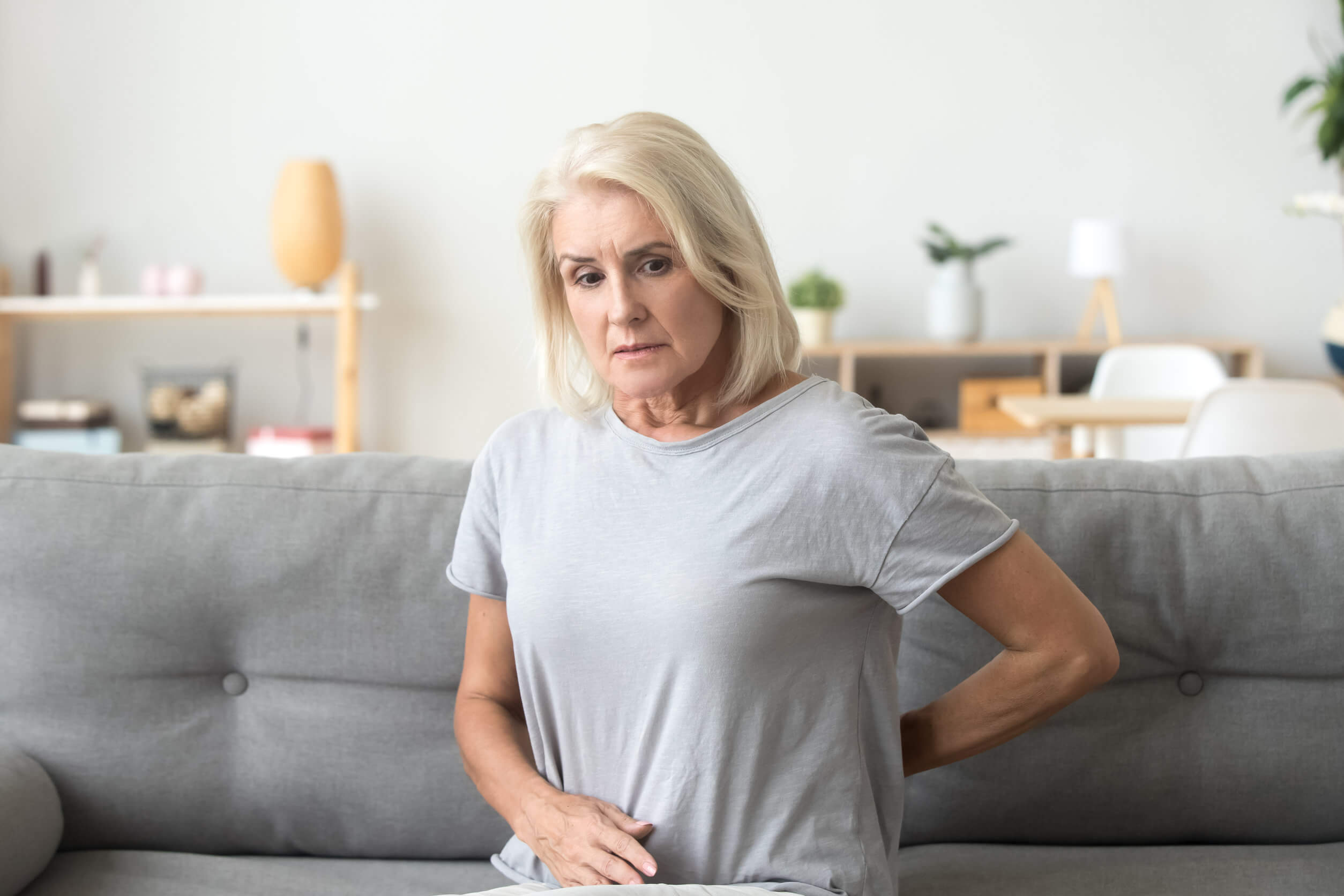 Mujer con dolor de espalda.