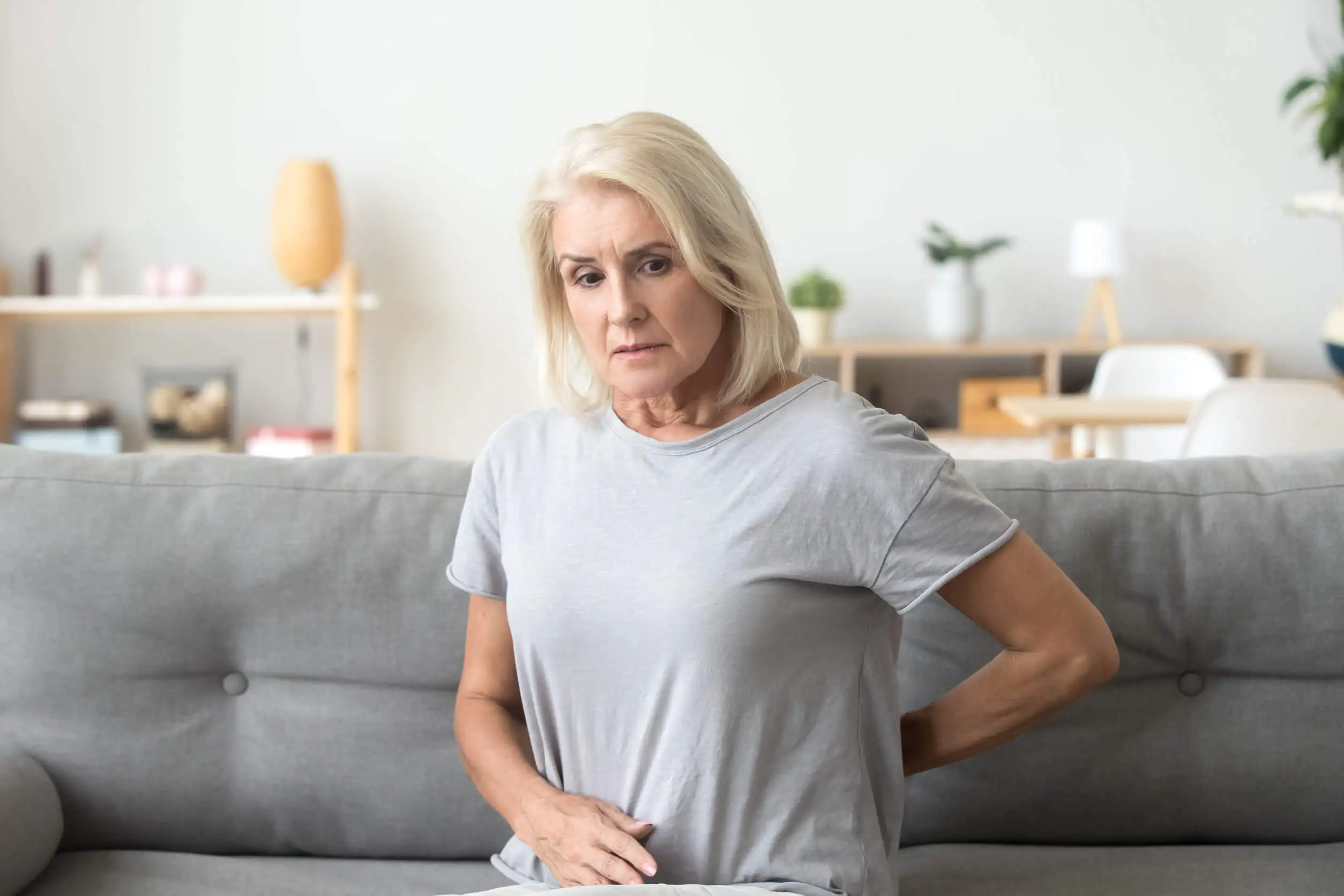 Mujer con dolor de espalda.