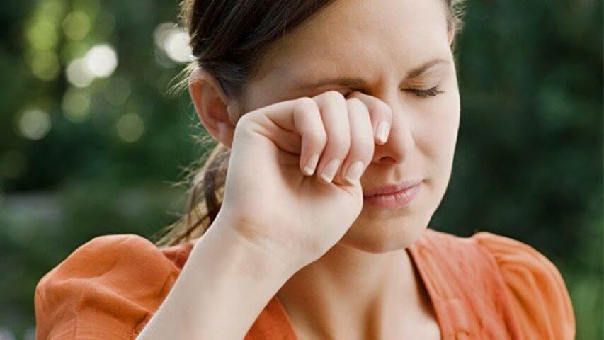 Mujer sufriendo visión borrosa
