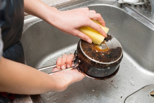 Aprende a limpiar la suciedad acumulada en tus utensilios de cocina con ingredientes naturales