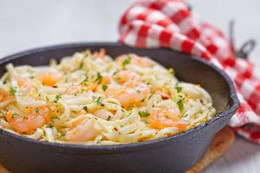 Pasta con gambas y limón