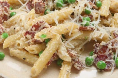 Pasta con guisantes y bacon