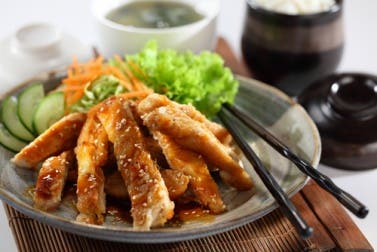Prepara un delicioso pollo con ajonjolí en casa