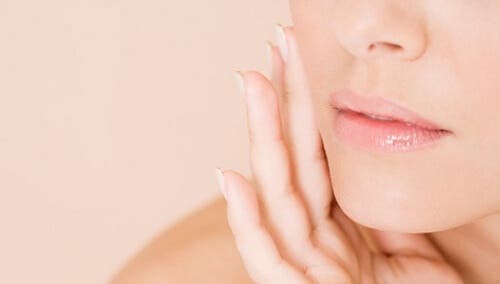 El aceite de sésamo contiene antioxidantes y vitamina E, esenciales para el cuidado de la piel.