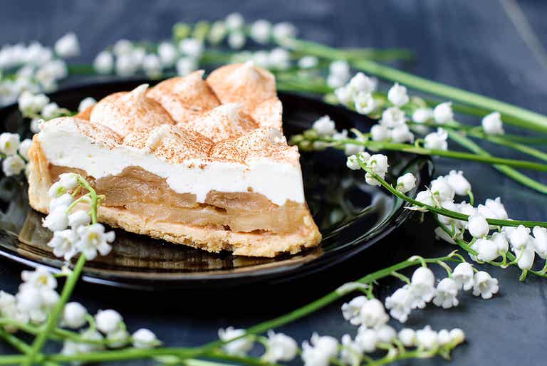 Tarta de manzana con hojaldre y crema.