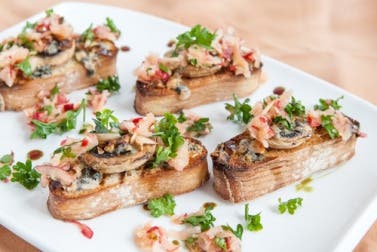 Tosta de boletus con cebolla caramelizada