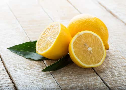 Limón sobre una tabla