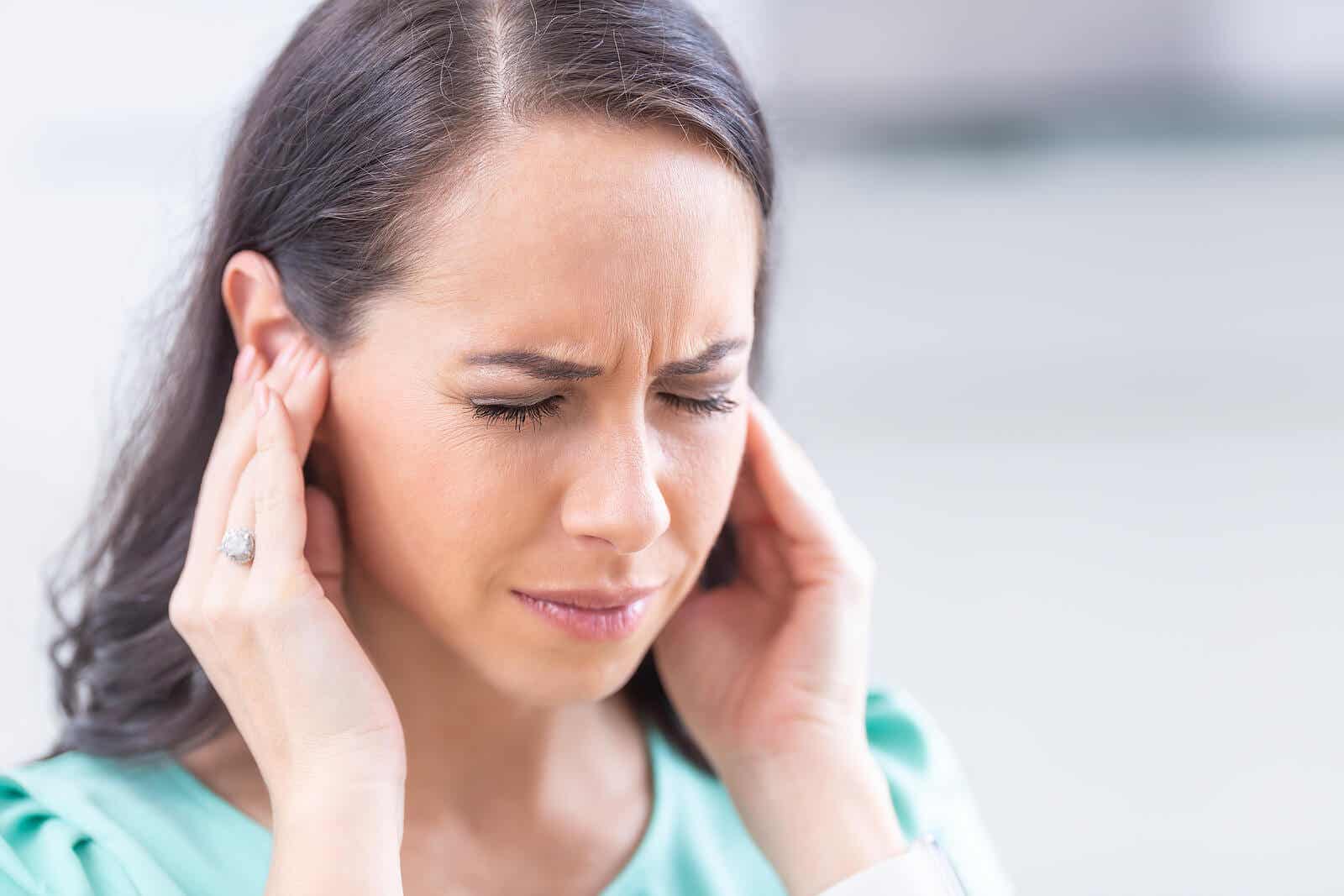 Acúfenos, esos molestos pitidos en los oídos: causas y tratamientos