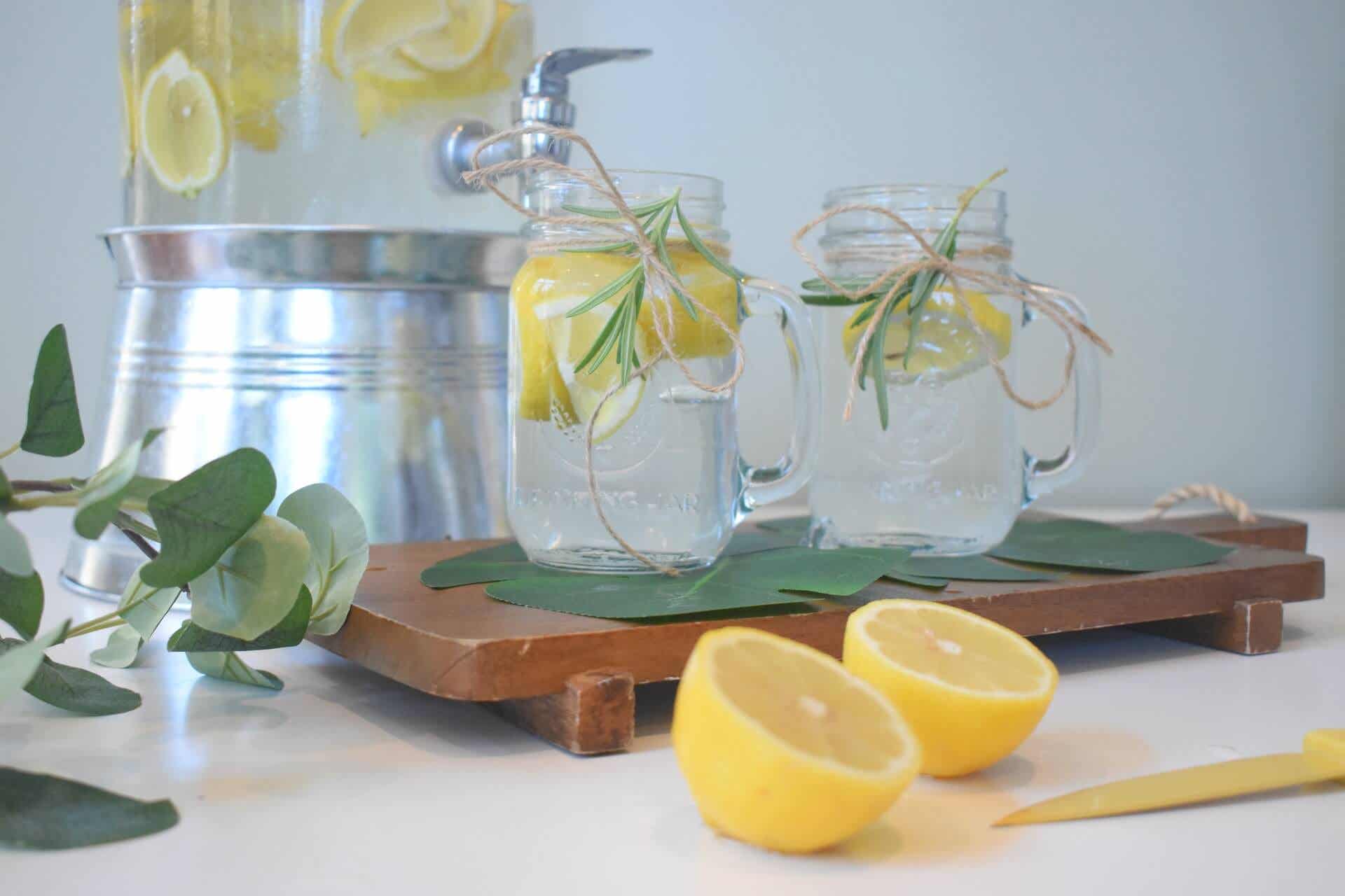 Beneficios de beber agua con limón en ayunas