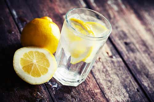 agua-de-limon aguas cítricas