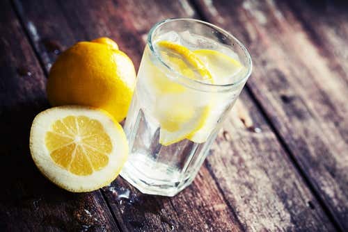 agua-de-limon aguas cítricas