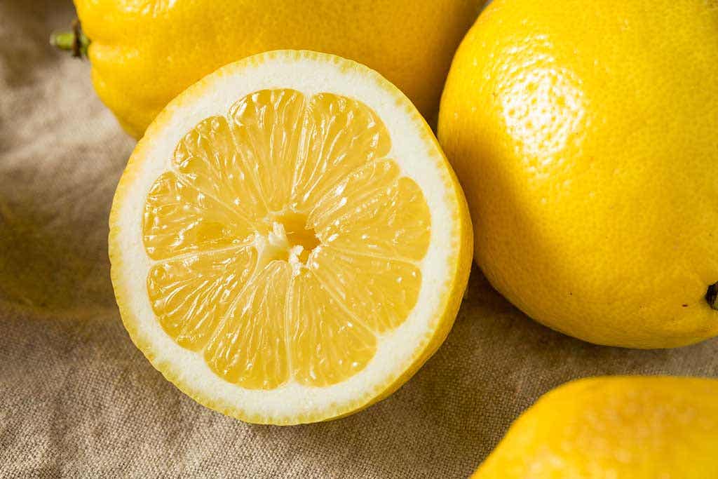 Половина лимона в посудомоечной машине 