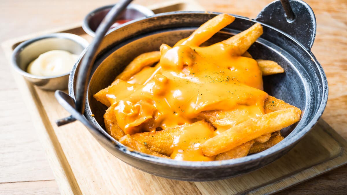 Patatas fritas con salsa cheddar.