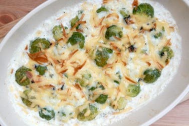 Coles de Bruselas con mantequilla de ajo y queso parmesano
