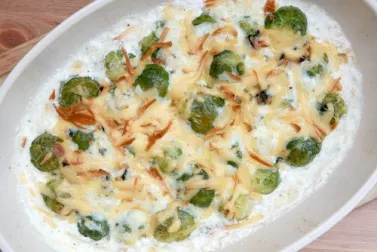 Coles de Bruselas con mantequilla de ajo y queso parmesano