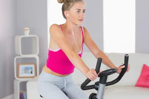 mujer con ansiedad que practica ejercicio