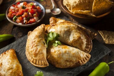Empanadillas de pollo y queso crema