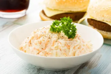 Ensalada de col americana (coleslaw)