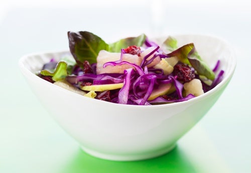 Ensalada de repollo con arándanos y manzana