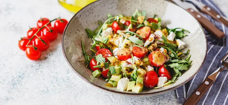 Deliciosa ensalada para deshinchar el abdomen y depurar el organismo