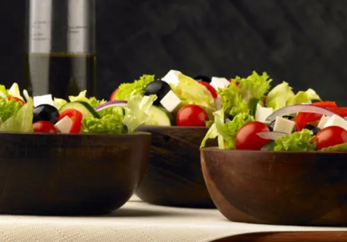 ensalada_a_la_griega_con_balones_de_tomate_cherry