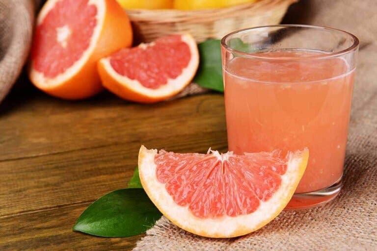 ¿Es bueno tomar un pomelo (toronja) en ayunas?
