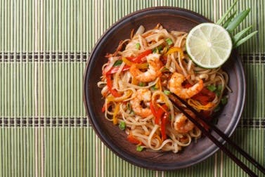 Fideos de arroz con verduras y gambas