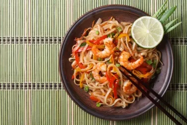 Fideos de arroz con verduras y gambas