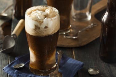 Flotante de cerveza de raíz