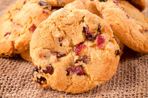 Galletas con trozos de cereza y chocolate blanco