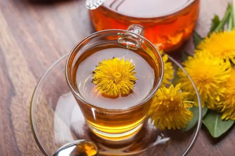 Beneficios de tomar una infusión de cúrcuma y diente de león