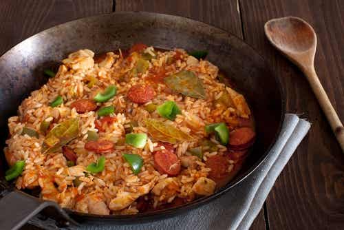 Las salchichas con pimientos y cebolla pueden combinar bien con el arroz.