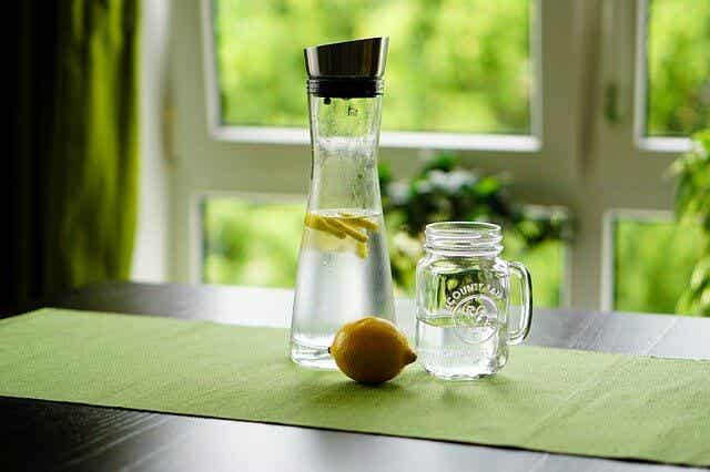 El agua de limón forma parte de la dieta de desintoxicación.