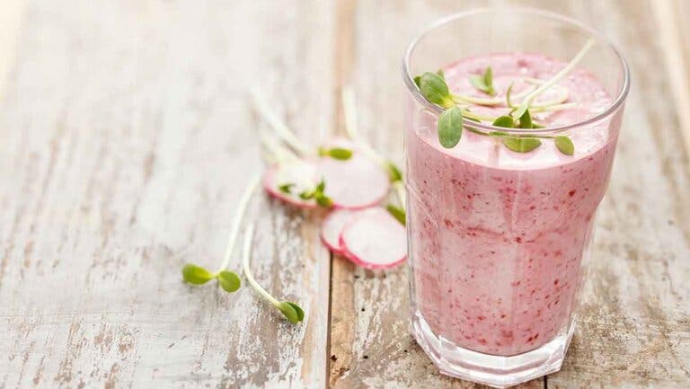3 bebidas matinales para ayudar a tratar el hipertiroidismo de manera natural
