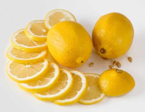 limones en la mesa