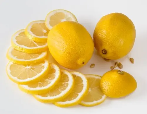 limones en la mesa