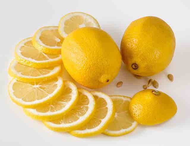 El limón, un ingrediente común en la dieta de desintoxicación.