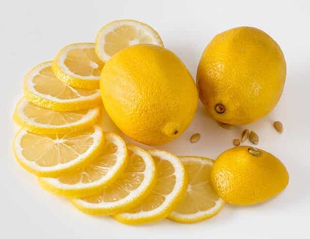 limones en la mesa