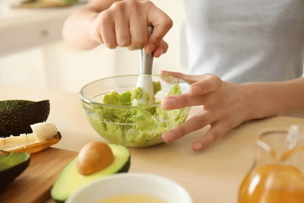 Hausmittel für rissige Fersen - Banane-Avocado-Maske