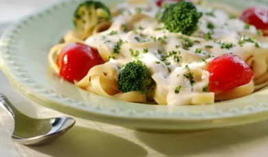 Pasta Alfredo con brócoli y pollo