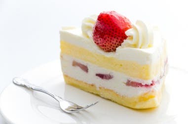 Pastel de fresas y chocolate blanco