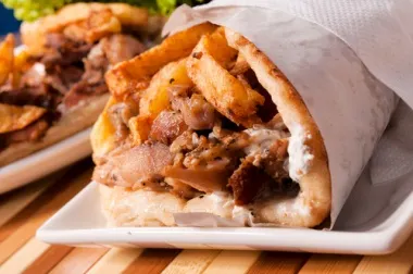 Pollo al estilo griego con salsa Tzatziki