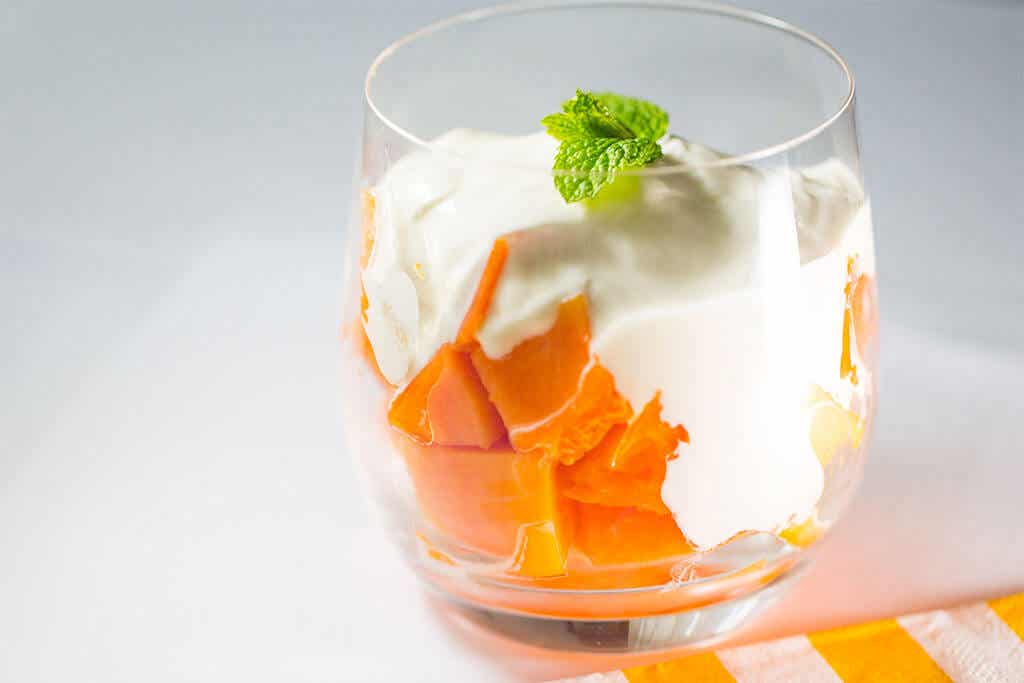 Dessert de yaourt sain à la papaye.